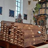 Diese aus Holz gefertigten Pfeifen warten auf ihren Einbau.