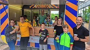 Bei dieser Cocktail-Aktion an der Engener Grundschule sind alle Gewinner: Die Mathelehrer Christine Grecht-Melzer, Stephan Blum (vorne ...
