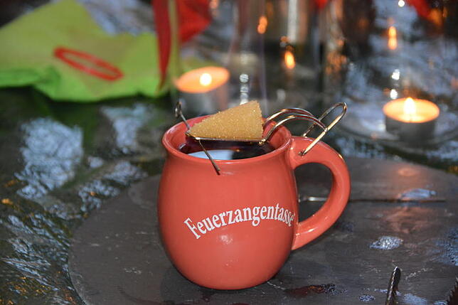 So sieht sie aus, die Mini-Feuerzangenbowle in der Tasse.