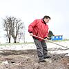 Markus Kiefer, Narrenpolizist des Narrenvereins Wolkenschieber, räumt unbrennbare Reste vom Funkenplatz auf der Amalienhöhe ab. In der ...