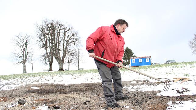 Markus Kiefer, Narrenpolizist des Narrenvereins Wolkenschieber, räumt unbrennbare Reste vom Funkenplatz auf der Amalienhöhe ab. In der ...