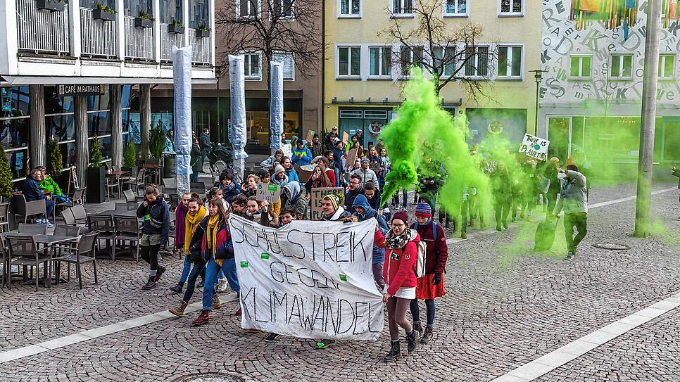 In Friedrichshafen demonstrierten am Freitagnachmittag rund 150 Schüler und Studenten für mehr Klimaschutz. Bereits zum zweiten Mal fand ...