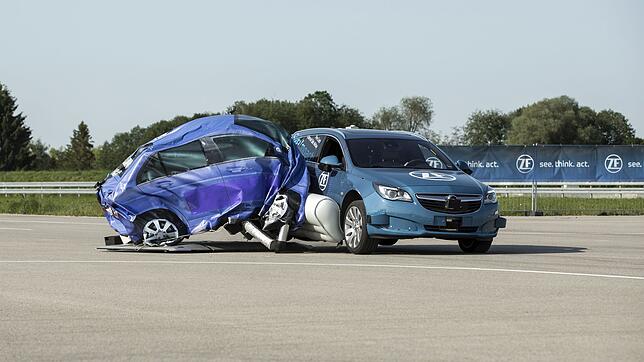 ZF hat das weltweit erste, pre-crash ausgelöste Insassenschutzsystem mit externem Seitenairbag präsentiert. Bild: ZF