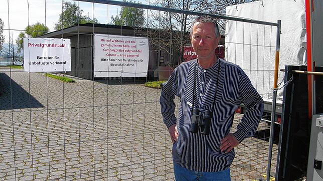 Winfried Schaden ärgert sich, dass wegen der Sperrung des Campingplatzes Hegne die Einwohner des Orts keinen Seezugang haben.