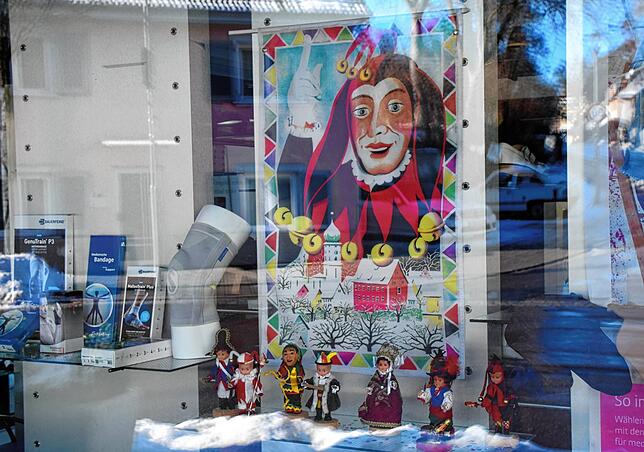 Ein Kuony-Banner und Figuren der Gliederungen des Narrengerichts im Sanitätshaus Walk.