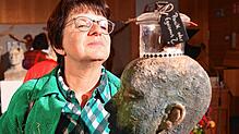Einen interessierten Blick richtet Monika Kaltenbacher auf die Skulptur mit dem Namen &bdquo;Panik oder Egoismus&ldquo;. Bild: Werner Müller