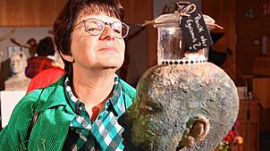 Einen interessierten Blick richtet Monika Kaltenbacher auf die Skulptur mit dem Namen &bdquo;Panik oder Egoismus&ldquo;. Bild: Werner Müller