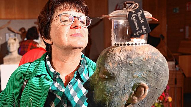 Einen interessierten Blick richtet Monika Kaltenbacher auf die Skulptur mit dem Namen &bdquo;Panik oder Egoismus&ldquo;. Bild: Werner Müller