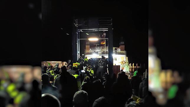 Wütende Bauern hindern Vizekanzler Robert Habeck in Schlüttsiel in Schleswig-Holstein am Verlassen einer Fähre.