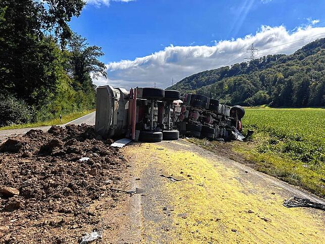 Der Fahrer des Lastwagens starb noch an der Unfallstelle.