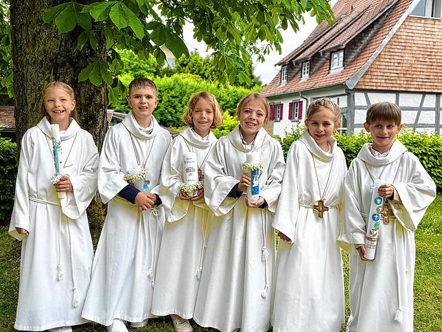 Am vergangenen Sonntag, 25. Mai, empfingen sechs Kinder aus Aasen feierlich ihre erste heilige Kommunion von Kooperator Markus ...