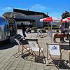 Mit einem silbernen Retro-Wohnwagen halten Pfarrer Ulf Weber und Gemeindepädagogin Heike Heckmann an unterschiedlichen Orten ihrer ...