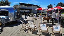 Mit einem silbernen Retro-Wohnwagen halten Pfarrer Ulf Weber und Gemeindepädagogin Heike Heckmann an unterschiedlichen Orten ihrer ...