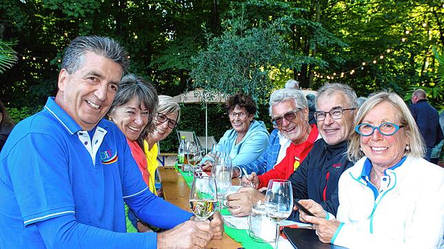 Ausgelassene italienische Stimmung herrscht im Kurpark beim Sommerfest des deutsch-italienischen Freundeskreises. Links der Vorsitzende ...
