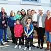 Die geflüchteten Frauen und ihre Helfer: von links Hotelinhaber Wolf Rolof, Helferin Anastasia Sommerfeld, Marta (6), Zlata, (3) und ...