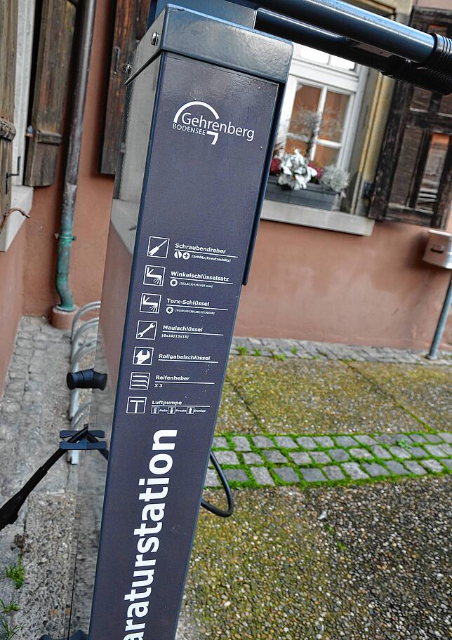 Utensilien für die Erste Hilfe, wenn&lsquo;s am Rad klemmt: Die Reparaturstation an der Touristinformation in der Marktstraße.