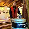 Winzer Thomas Geiger in seiner Besenwirtschaft in Meersburg-Riedetsweiler, die er seit 1987 jedes Jahr für einige Wochen öffnet.