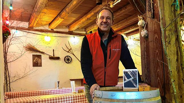 Winzer Thomas Geiger in seiner Besenwirtschaft in Meersburg-Riedetsweiler, die er seit 1987 jedes Jahr für einige Wochen öffnet.