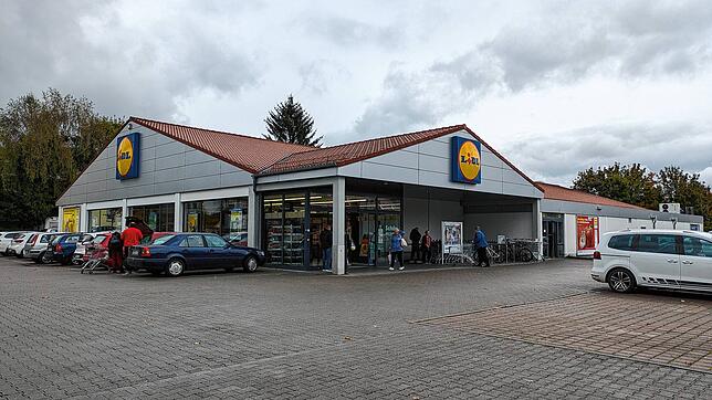 Karina Maggetti, Immobilienleiterin bei Lidl, und Timo Dietrich, Projektleiter Bau, stellen die Pläne für eine moderne Lidl-Filiale vor.