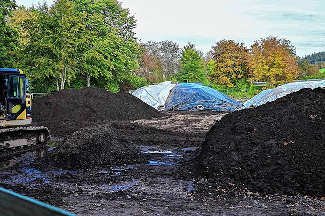 Der schon angetrocknete Schlamm wird im Oktober 2023 auf Haufwerken gesammelt und später abtransportiert.