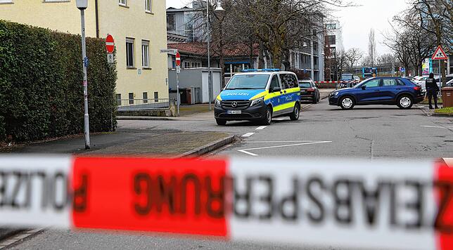 Zum Schutz der Bevölkerung wurde der Einsatzort im Paradies am Montag, 24. Februar, großräumig (hier ein Foto aus der Rheingutstraße) ...