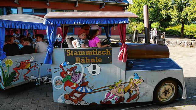 Das Bähnle drehte mit seinen Passagieren auf dem Schulplatz seine Runden.