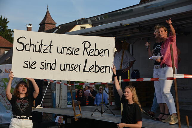 Der Protest zieht sich durch die Generationen und Familien: Nina Musik und Lea Saible unterstützen ihre auf der Bühne stehenden Mütter ...