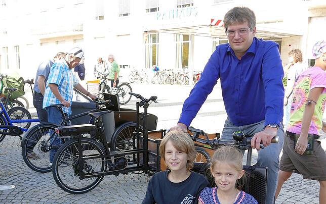 Probefahrt: Schulleiter Daniel Baerwind transportiert mit einem E-Lastenrad seine Kinder Tobias und Imke.