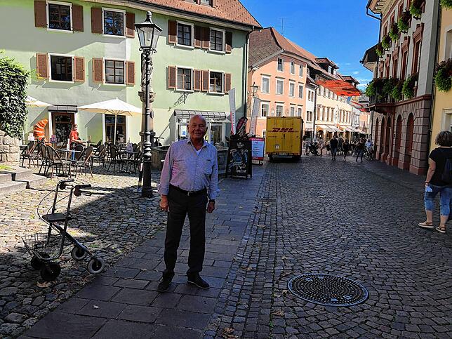 Klaus Hug vor der heutigen Hauptstraße in Tiengen. Er war zur Einweihung 1987 der Fußgängerzone stellvertretender Vorsitzender der ...