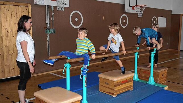Bewegung ist auch in Corona-Zeiten gesund und macht den Kleinen Spaß: Das Kinderturnen des TV Markdorf findet aktuell in geteilten ...