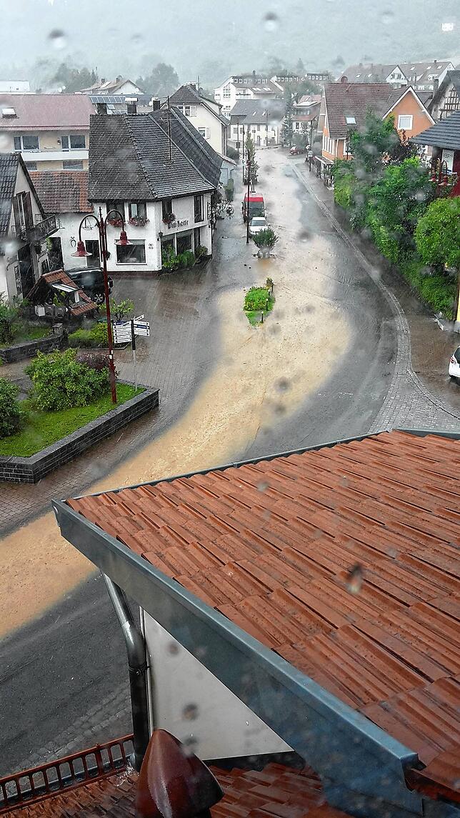 Juli 2017: Blick auf die Schlammlawine in der Stockacher Straße, die aus dem Neubaugebiet Haiden, das damals erschlossen wurde, in den ...