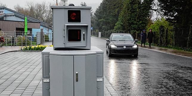 Anlangen wie diese in Singen sind Beispiele für „semistationäre Geschwindigkeitsmessanlagen“. Diese erwischten 2021 im ...