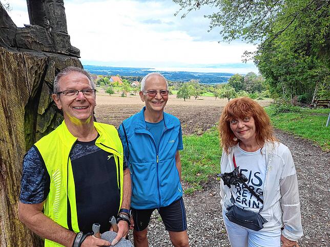 Kurze Verschnaufpause unterhalb des Gehrenbergturms: Martin Rauh, Manfred von Schmidsfeld und Andrea Graf-Hess (von links) genießen den ...