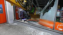 Krasser Anblick: Die Schaufel des Baggers hängt im November Schaufenster des Elektrogeschäfts.
