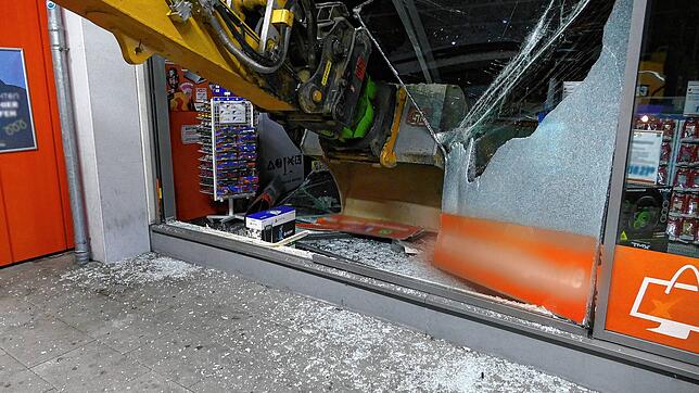 Krasser Anblick: Die Schaufel des Baggers hängt im November Schaufenster des Elektrogeschäfts.