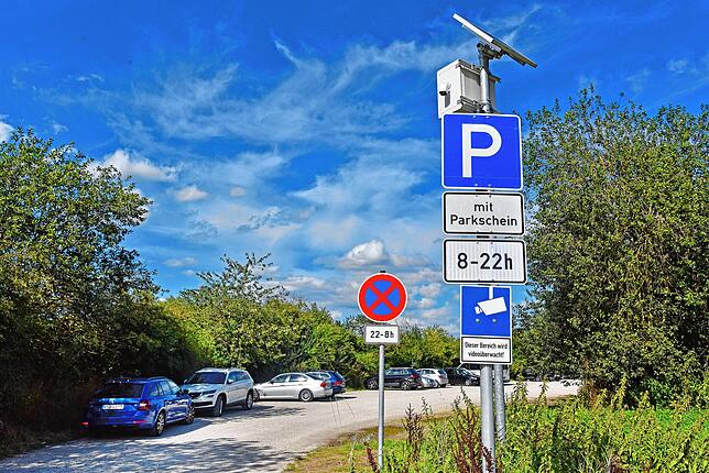 Am Riedsee wird ein Parkplatz bewirtschaftet, der tagsüber kostet und auf dem nachts ein Halteverbot besteht.