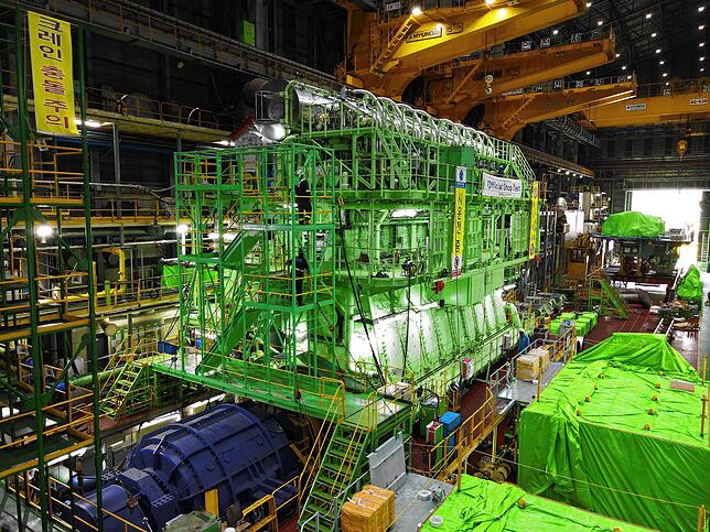Bau eines Methanol-Dual-Fuel-Motors in einer Werft in Südkorea. Der Motor treibt ein Containerschiff an. Wird der Motor ausschließlich ...