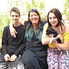 Sandra Schmidt mit ihren beiden Kindern, dem 16-jährigen Niko und der 18-jährigen Caterina sowie Hündchen Peach. Bild: Stefanie Nosswitz