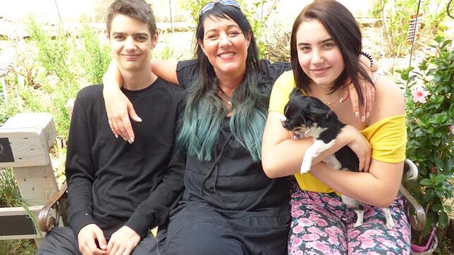 Sandra Schmidt mit ihren beiden Kindern, dem 16-jährigen Niko und der 18-jährigen Caterina sowie Hündchen Peach. Bild: Stefanie Nosswitz