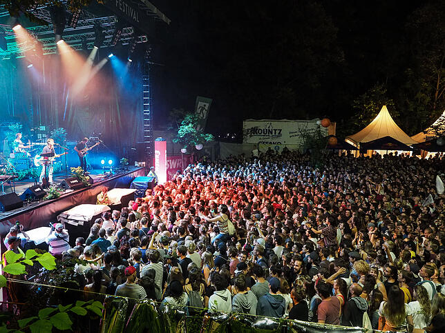 22:59 Uhr: Campus-Festival, wie es kaum schöner sein kann. Auf der Bühne Von Wegen Lisbeth, vor der Bühne zahllose begeisterte Zuhörer.