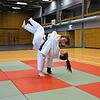 Eileen Ebi im Training: Sie bringt mit einem Hüftwurf ihre Trainerin Ann-Katrin Mangold zu Fall.