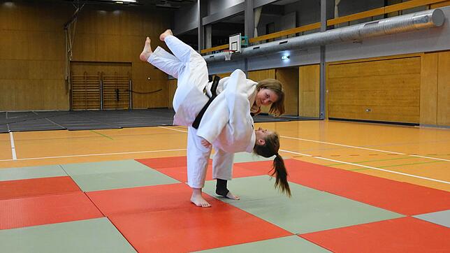 Eileen Ebi im Training: Sie bringt mit einem Hüftwurf ihre Trainerin Ann-Katrin Mangold zu Fall.