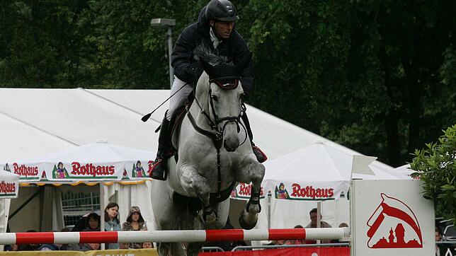 Favoritensieg: Der Weltklassereiter Hans-Dieter Dreher (hier mit &bdquo;Cachacco Blue&ldquo;) gewinnt auf &bdquo;Belcanto&ldquo; den ...