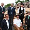 Der baden-württembergischen Forstministers Peter Hauk (hinten, Mitte) besuchte am Donnerstag die Zimmerei Denz in Oberwihl. Links von ...