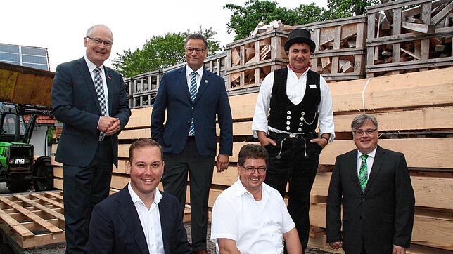 Der baden-württembergischen Forstministers Peter Hauk (hinten, Mitte) besuchte am Donnerstag die Zimmerei Denz in Oberwihl. Links von ...