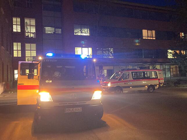 Zahlreiche Einsatzkräfte von Feuerwehr und DRK sind am Dienstagabend am Singener Klinikum im Einsatz.
