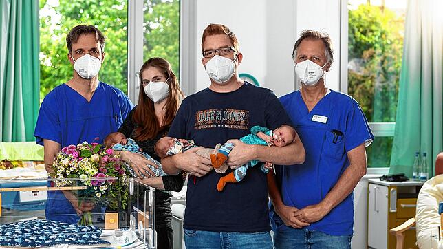 Über Drillinge können sich Helena und Stefan Scarpone aus Wehr freuen: Vor wenigen Tagen kamen Nico, Mia Klara, und Fabian (von links ...