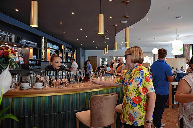 An der Bar im gastronomischen Bereich ist am Tag der offenen Tür viel los.