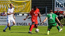 Obed Ugondu (Mitte) erzielte das 1:0 für Rielasingen-Arlen. Neckarsulm aber (Torhüter Bleron Berisha, Marius Klotz) traf viermal.