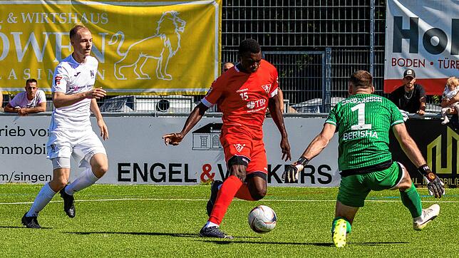 Obed Ugondu (Mitte) erzielte das 1:0 für Rielasingen-Arlen. Neckarsulm aber (Torhüter Bleron Berisha, Marius Klotz) traf viermal.